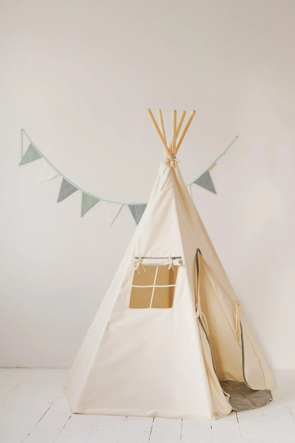 Grey Pompoms Teepee with Pompoms and Round Mat Set