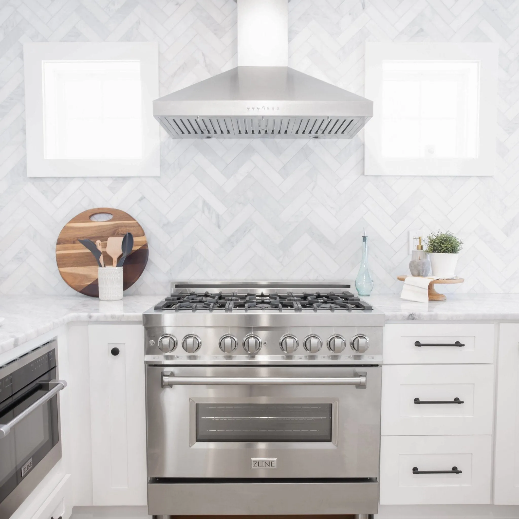 ZLINE 36" Professional Stainless Steel 4.6 CU.FT. 6 Gas Burner/Electric Oven Range (RA36)
